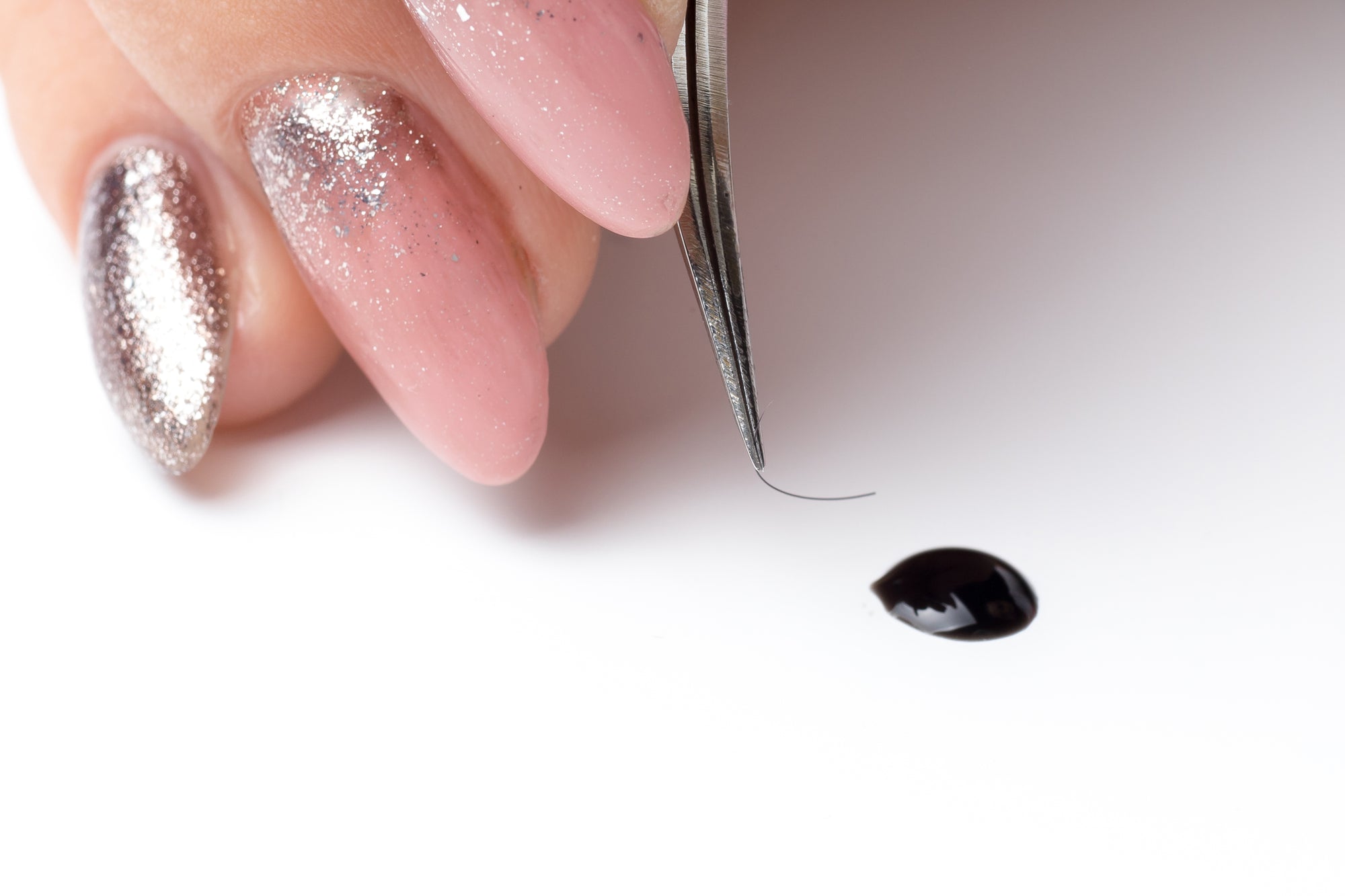 How Long Does Eyelash Glue Last? 